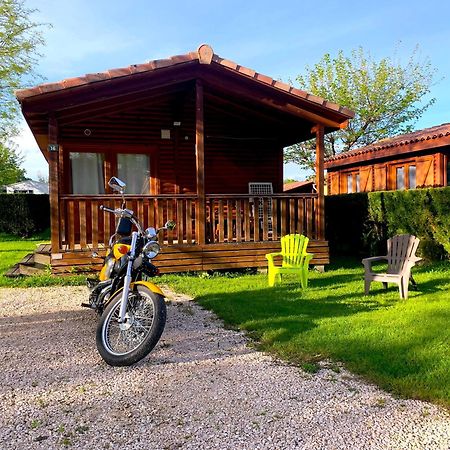 Camping Familial Paisible Avec Piscine, Mobil Home , Chalet, Studio & Emplacement Nue Casties-Labrande Exterior photo