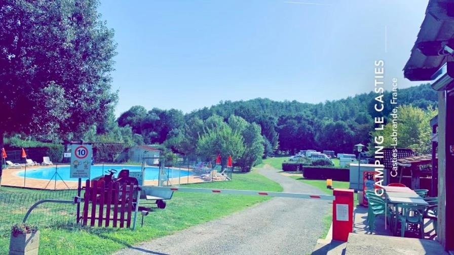 Camping Familial Paisible Avec Piscine, Mobil Home , Chalet, Studio & Emplacement Nue Casties-Labrande Exterior photo
