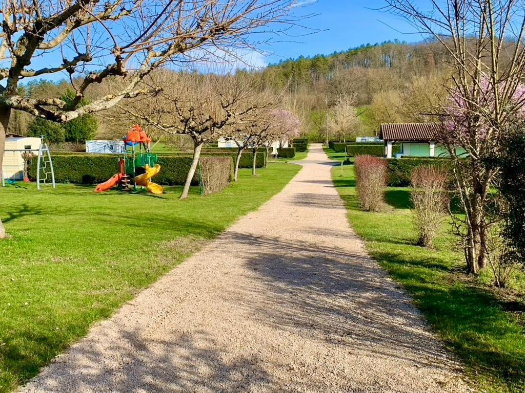 Camping Familial Paisible Avec Piscine, Mobil Home , Chalet, Studio & Emplacement Nue Casties-Labrande Exterior photo