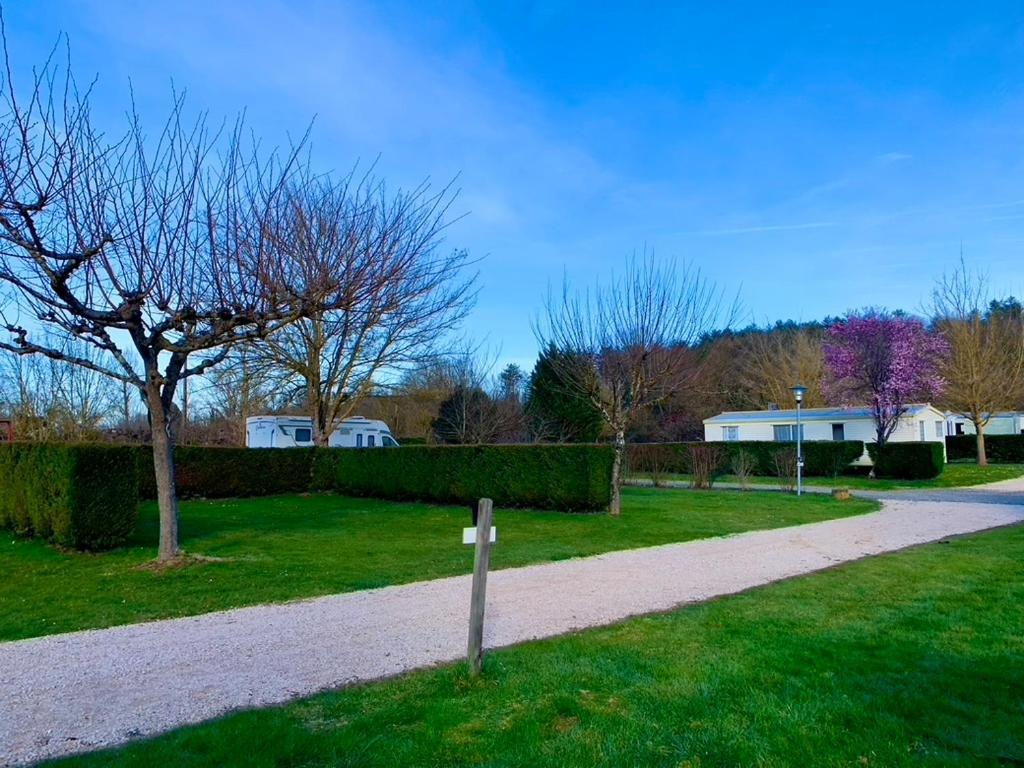 Camping Familial Paisible Avec Piscine, Mobil Home , Chalet, Studio & Emplacement Nue Casties-Labrande Exterior photo