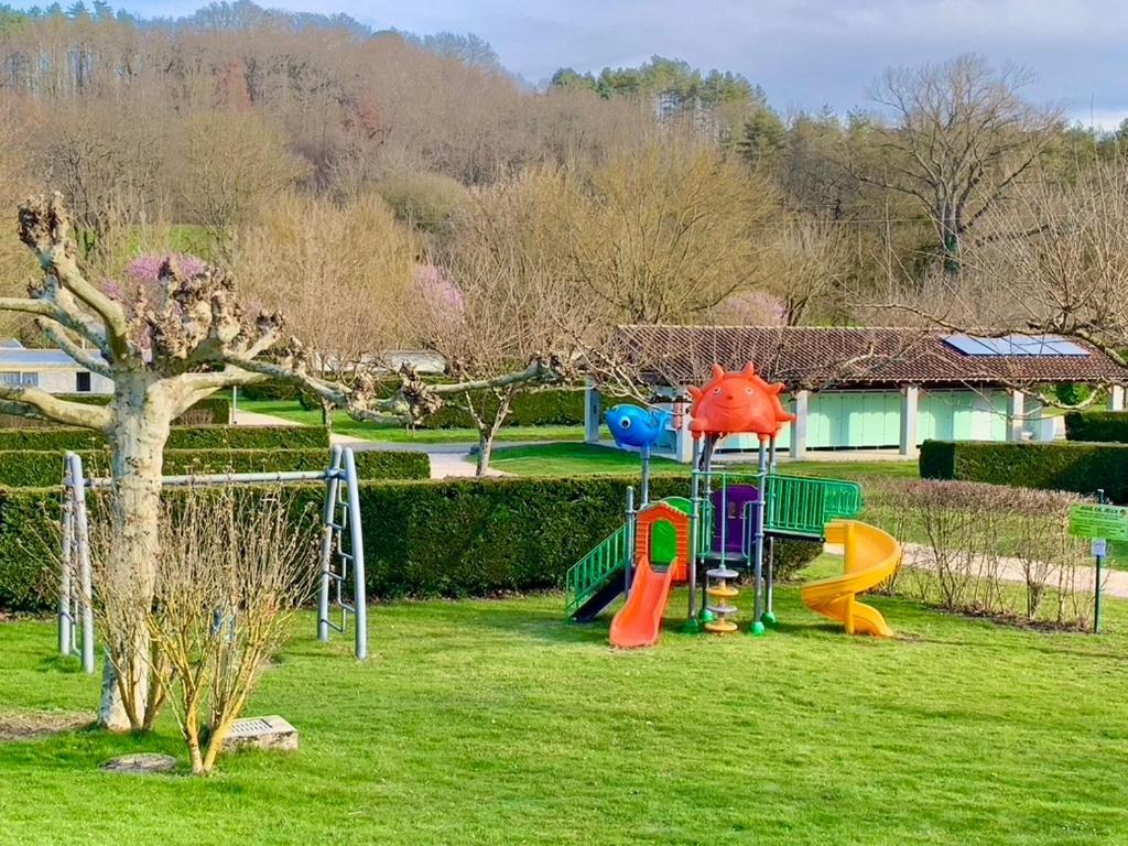 Camping Familial Paisible Avec Piscine, Mobil Home , Chalet, Studio & Emplacement Nue Casties-Labrande Exterior photo