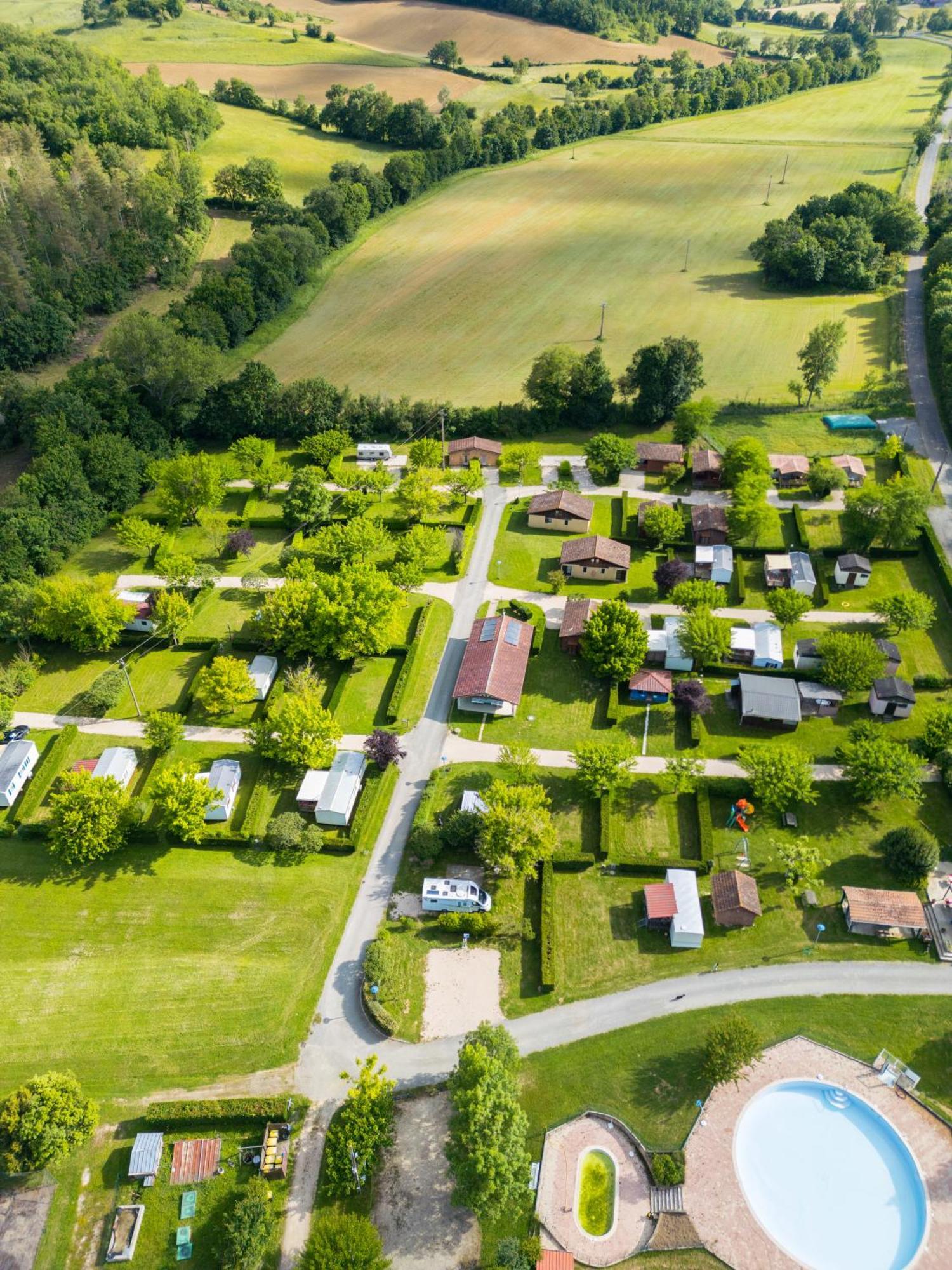 Camping Familial Paisible Avec Piscine, Mobil Home , Chalet, Studio & Emplacement Nue Casties-Labrande Exterior photo