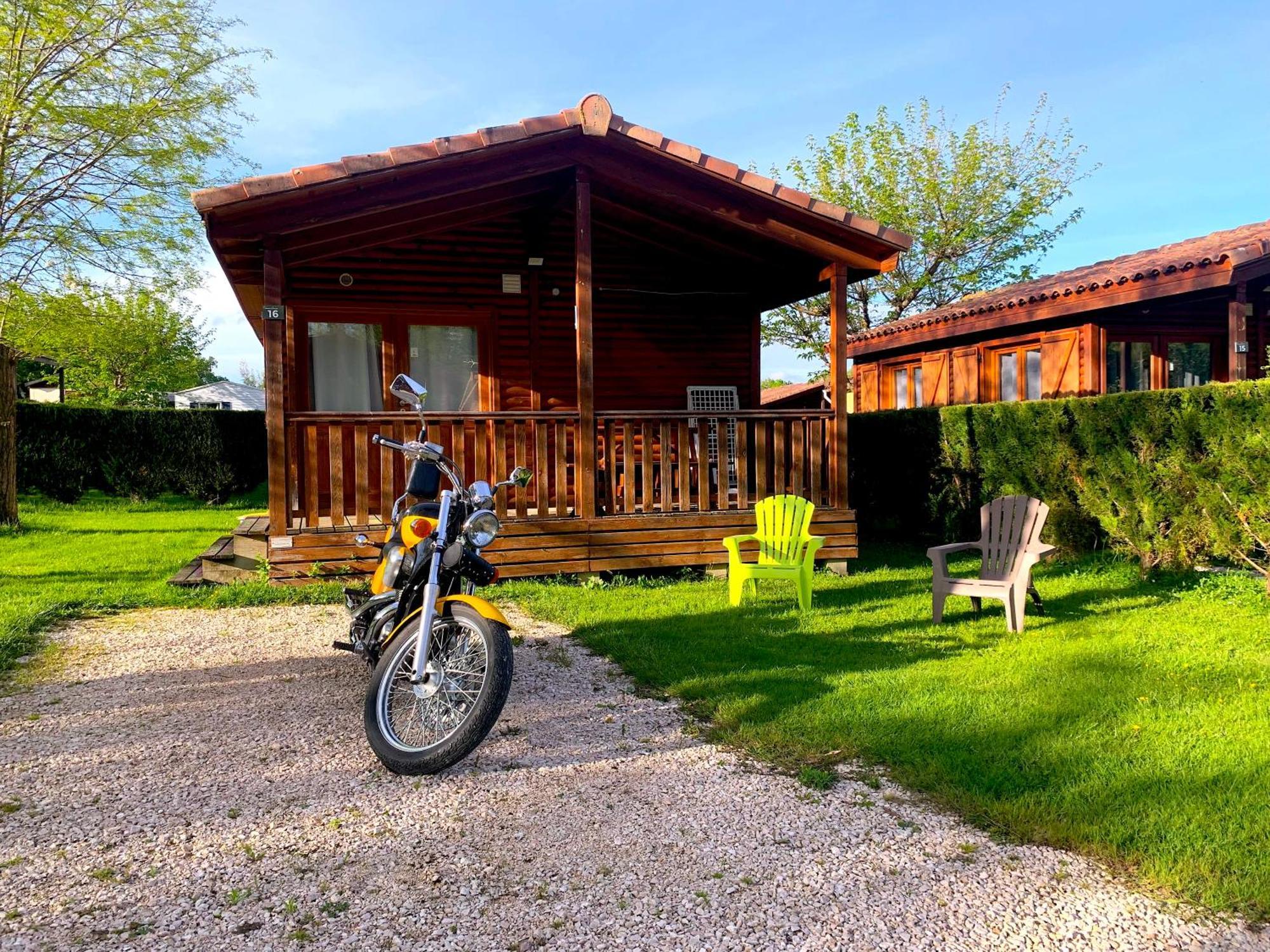 Camping Familial Paisible Avec Piscine, Mobil Home , Chalet, Studio & Emplacement Nue Casties-Labrande Exterior photo