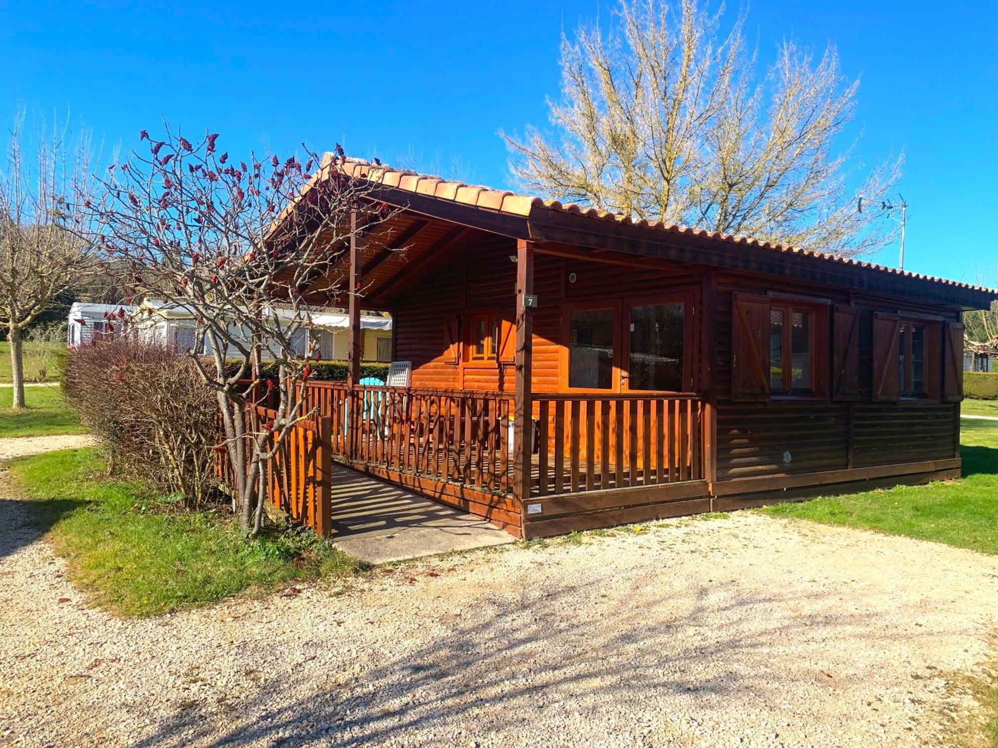 Camping Familial Paisible Avec Piscine, Mobil Home , Chalet, Studio & Emplacement Nue Casties-Labrande Exterior photo